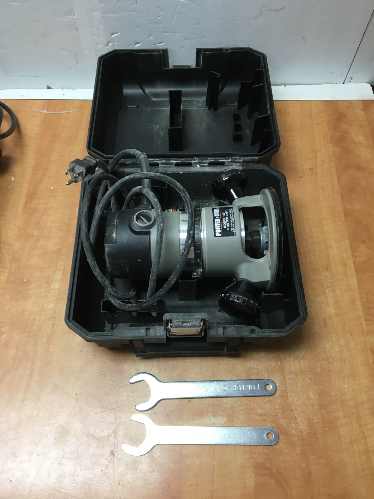 Porter Cable 690LR Heavy Duty Router Type 2 w/Model 1001  Fixed Base & case