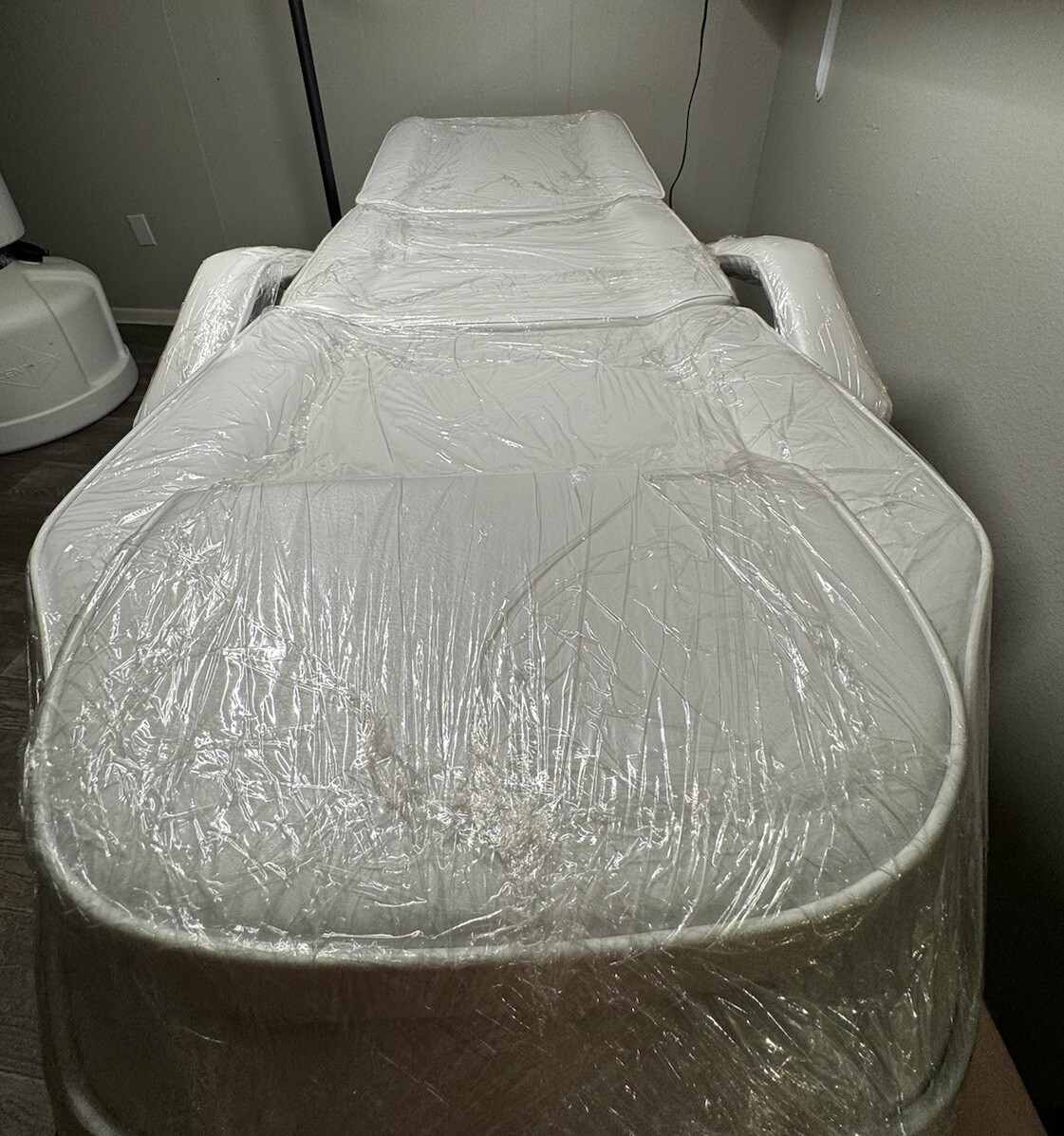 OmySalon Hydraulic Massage Tattoo Table Chair Esthetician Lash Bed Black/ White