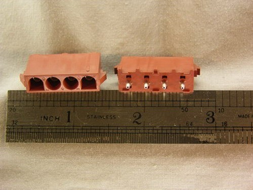 15 AMP 350826-2 Universal MATE-N-LOK 4 Pos Headers