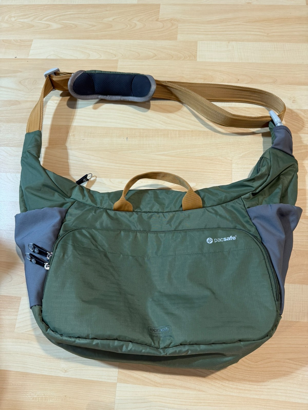 Pacsafe Camsafe Venture V18 Anti-Theft Sling Bag Exomesh Travel Tote Green