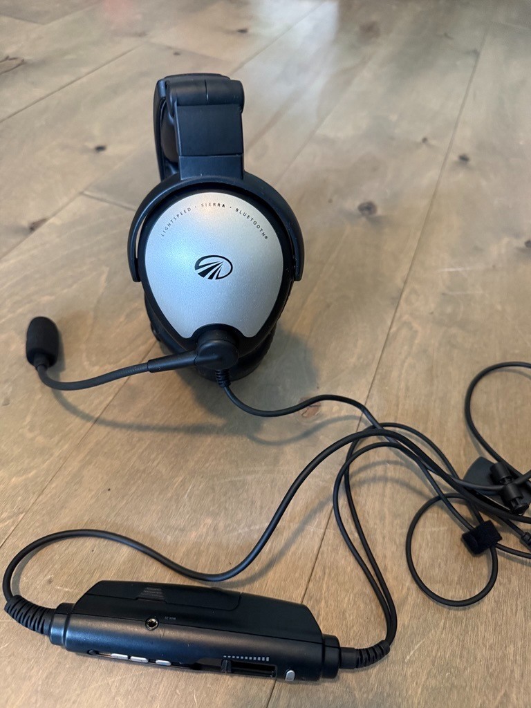 Lightspeed Aviation Sierra ANR Headset GA/Dual Plug. Like New.