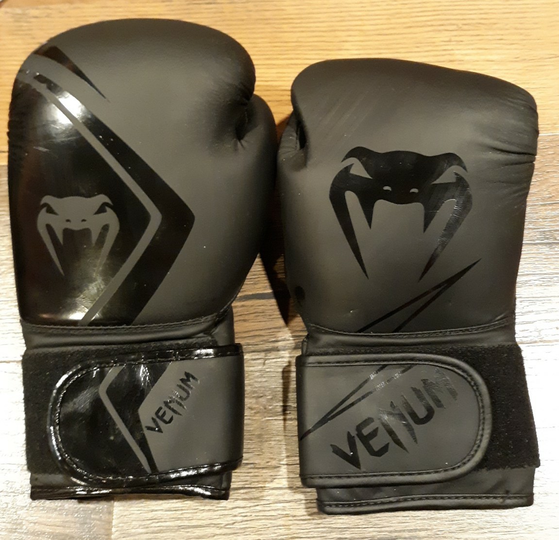 Venum Boxing Glove Mismatched Set 1 14oz And 1 16oz Black