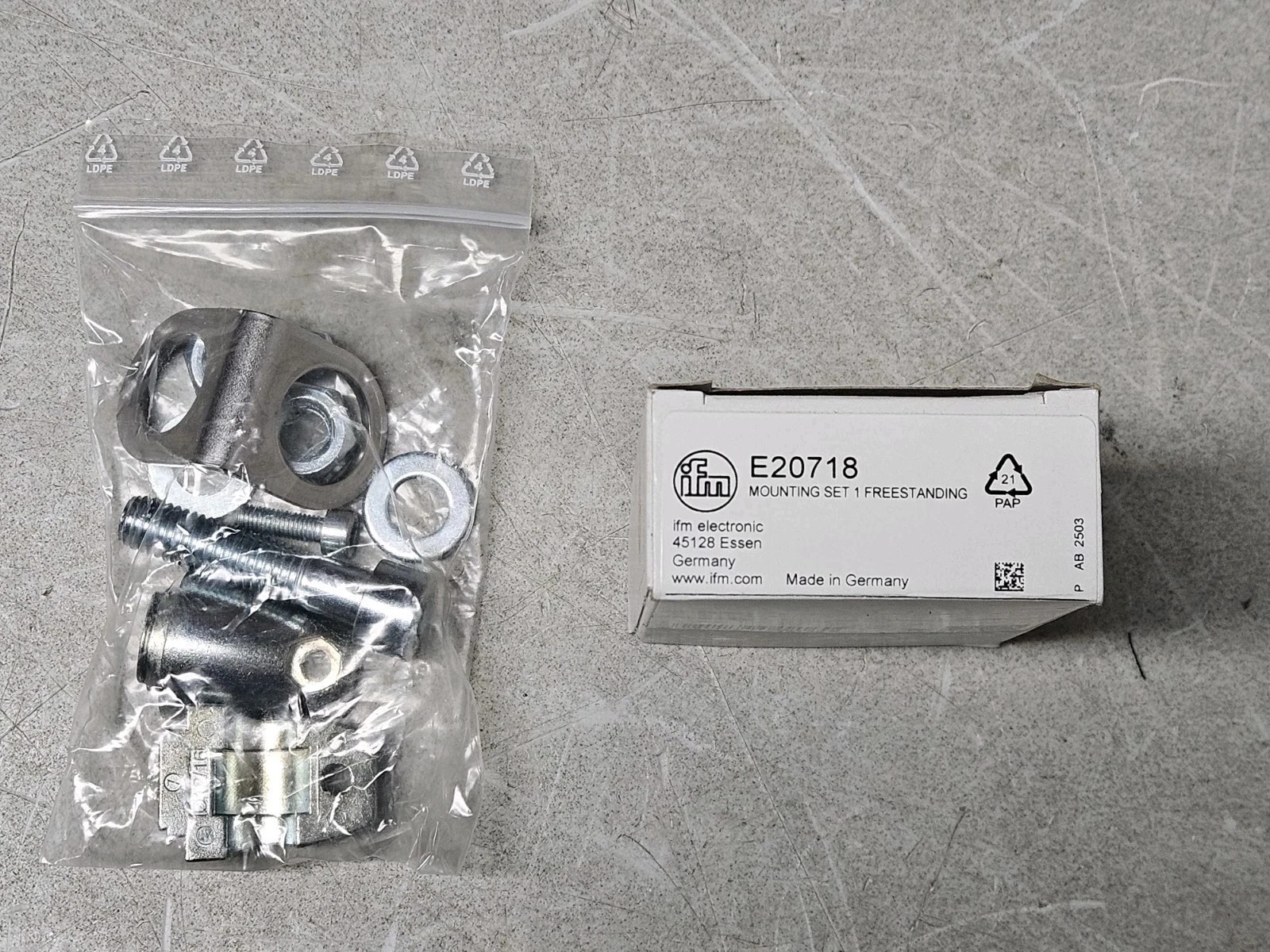 IFM Electronic E20718 Free Standing Sensor Bracket Mounting Set M18 Germany NIB