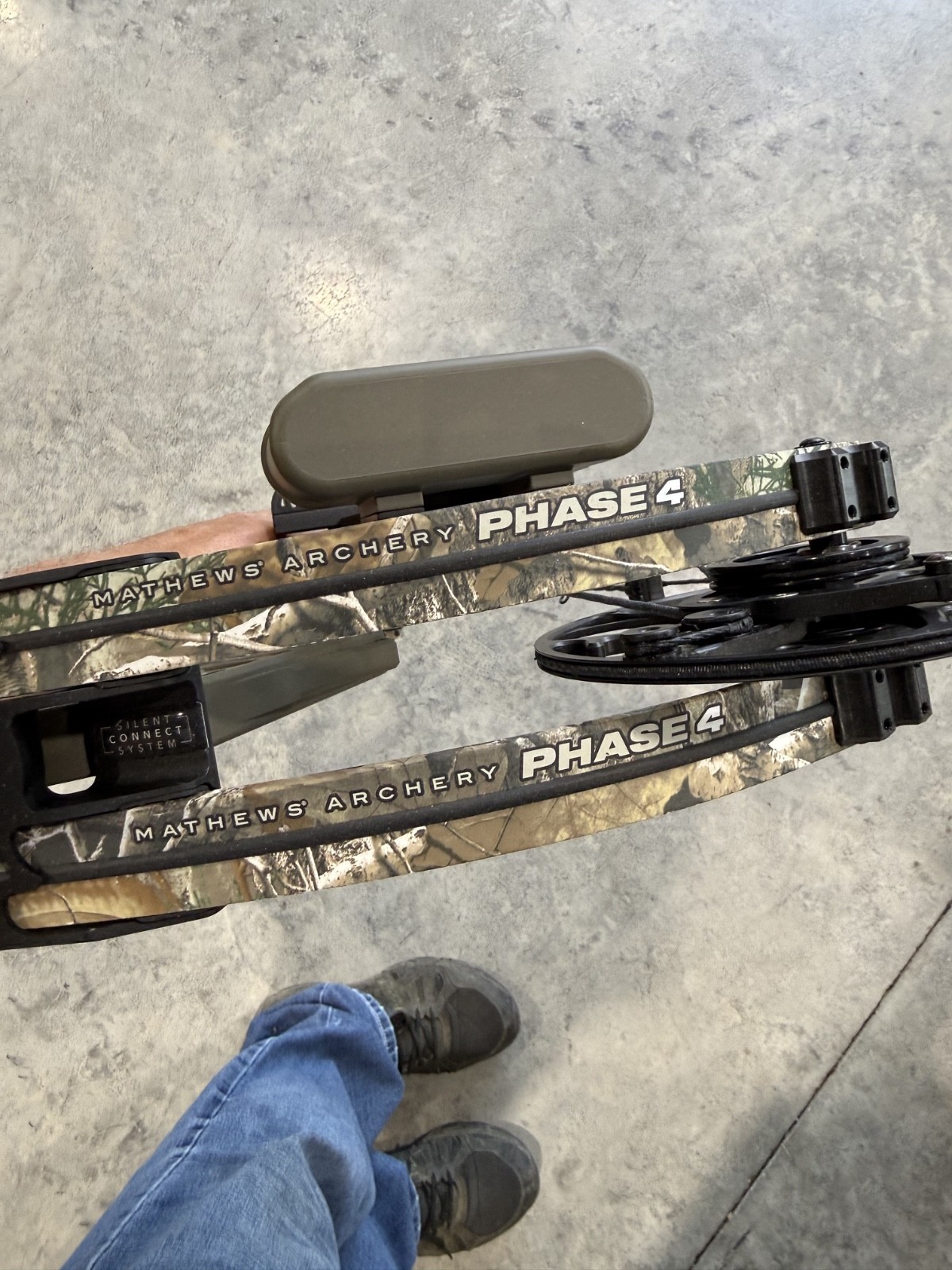 Mathews Phase 4 33 RH Compound Bow