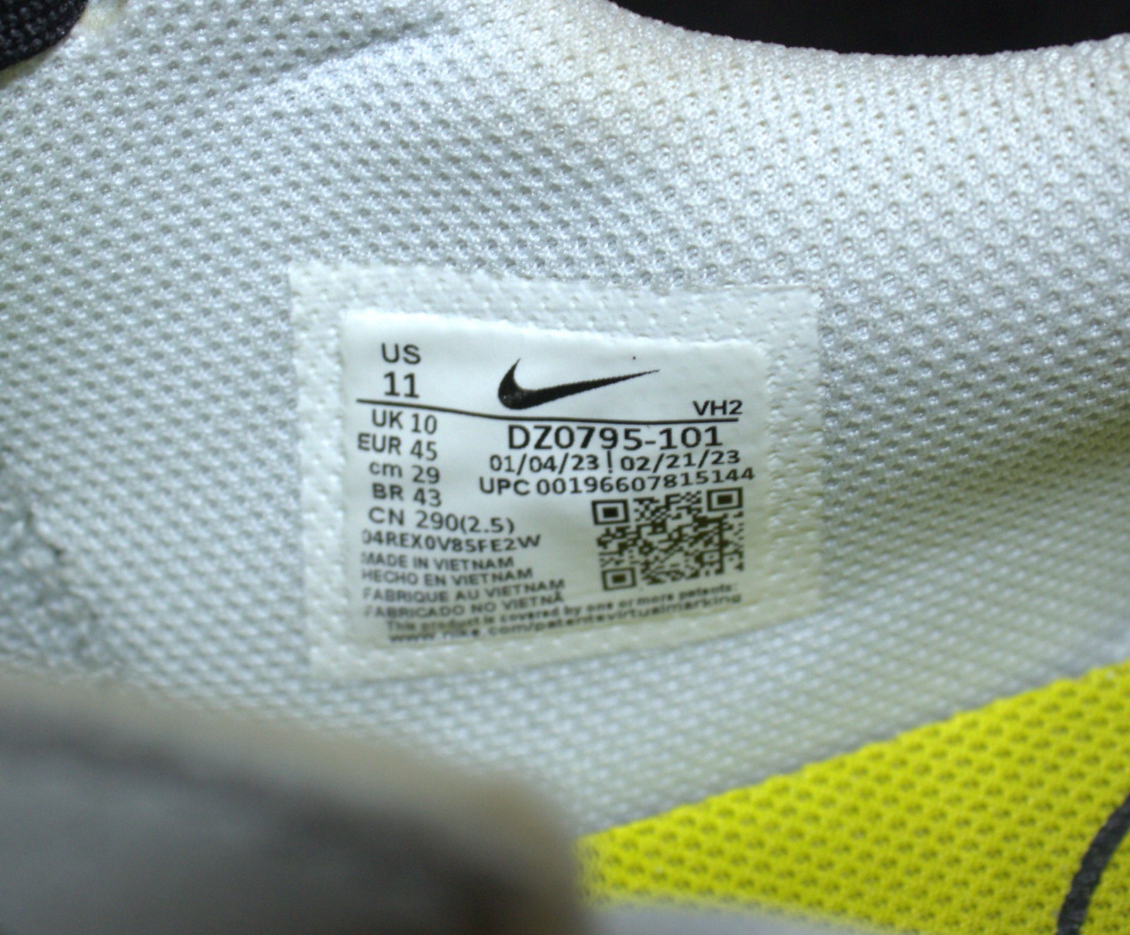 Nike Air Max Excee Men Size 11 White Black Volt Lime Shoes DZ0795‑101 Sneakers