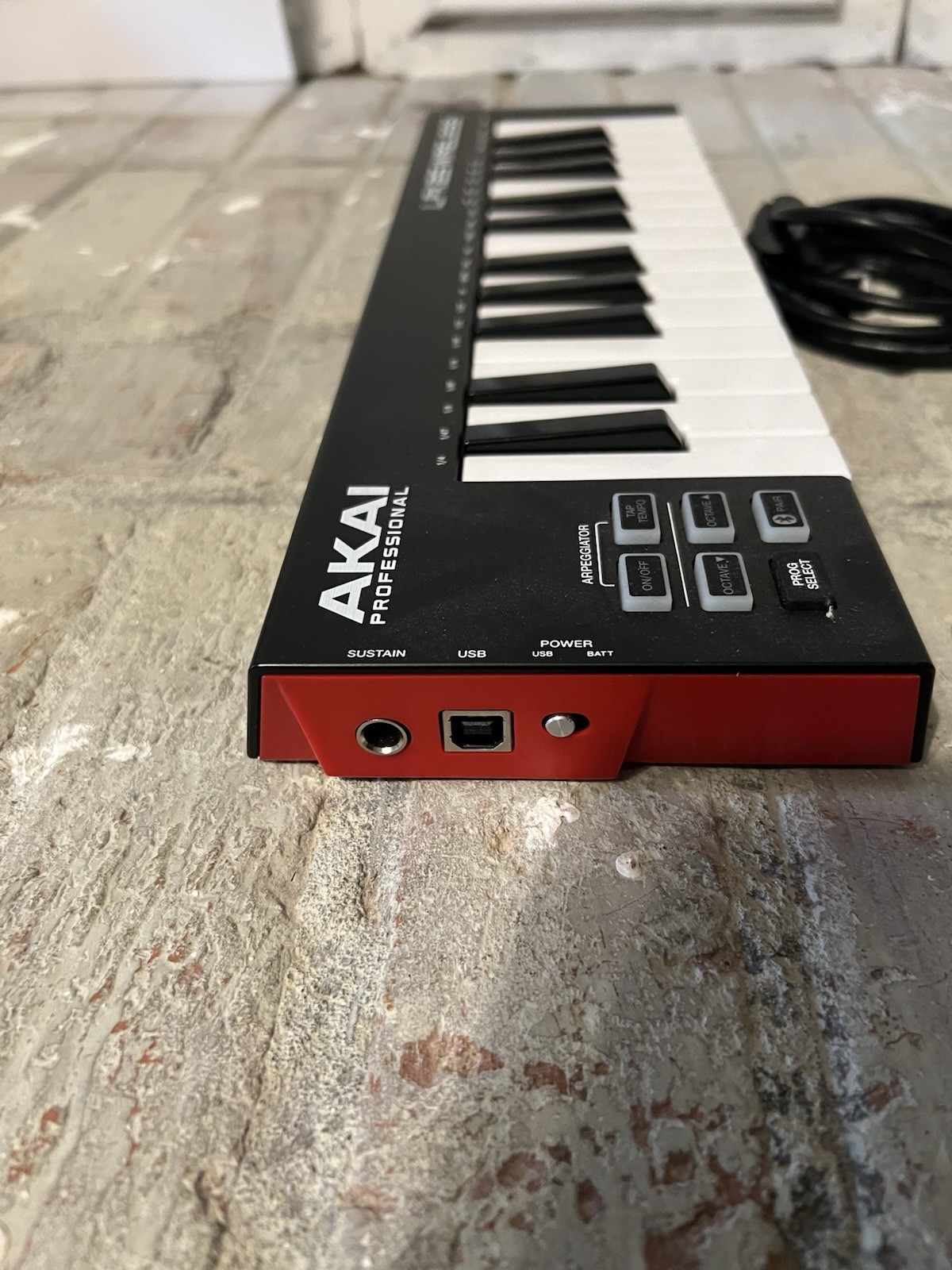 Akai Professional LPK25 Portable Wireless Midi Keyboard Bluetooth,USB, Battery