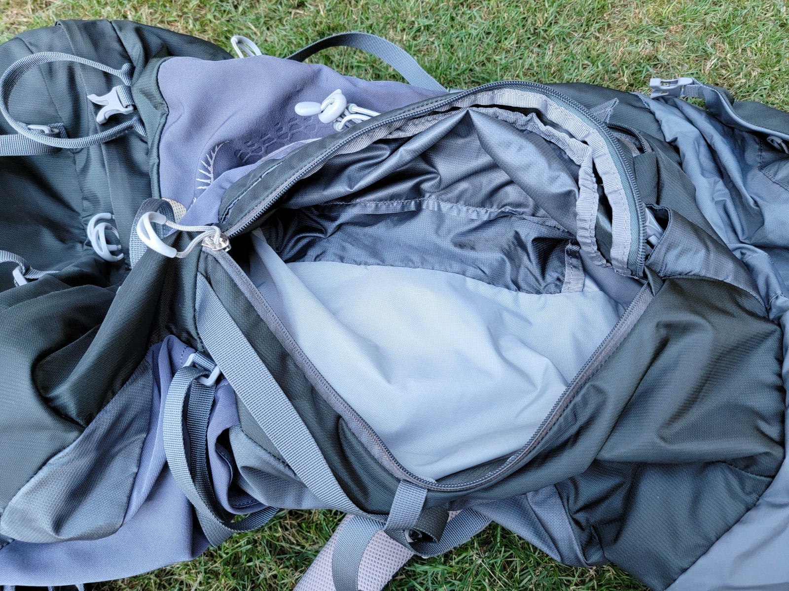 OSPREY Atmos 65 Internal Frame Green Gray Hiking 28" Backpack ~ Size Medium