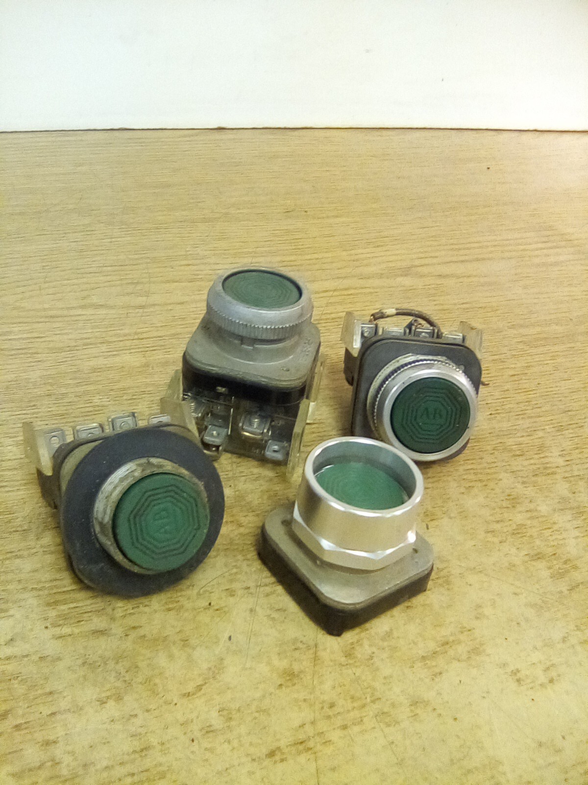 Lot Of 4 Allen Bradley 800T-A1 Series B Green Pushbutton