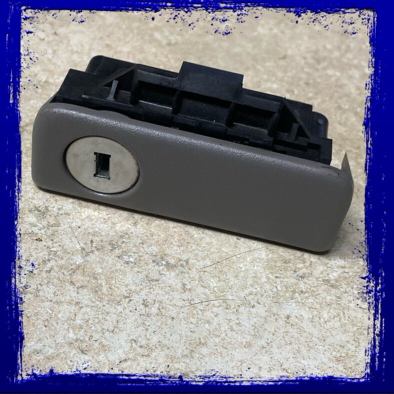 04 05 06 07 08 09 10 TOYOTA SIENNA GLOVE BOX LATCH HANDLE GRAY GREY OEM Z84