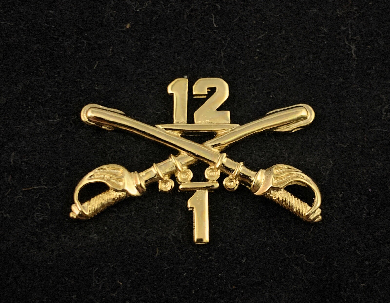 🌟US Army 1/12 12th Cavalry 1st Bn Crossed Sabers Gold Tone Hat Lapel Pin 1-1/2"