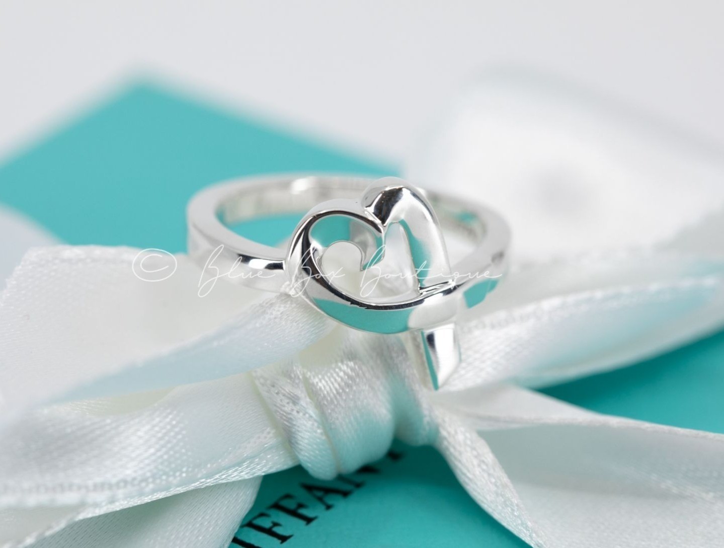 Tiffany & Co Ring Vintage "LOVING HEART" Band by Paloma Picasso in Silver