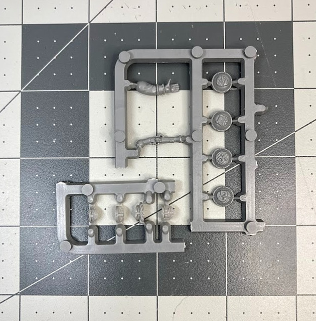 Warhammer DWARF ARM SHIELD FACE PLATES PISTOL on Sprues TOW dwarves AOS GW BN25