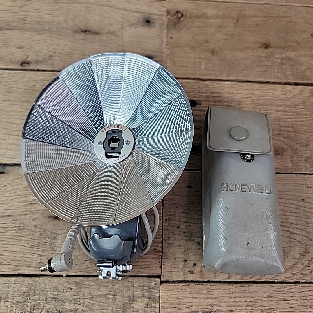 Vintage Honeywell Heiland Tilt-A-Mite Folding Fan Camera Flash Nice Condition