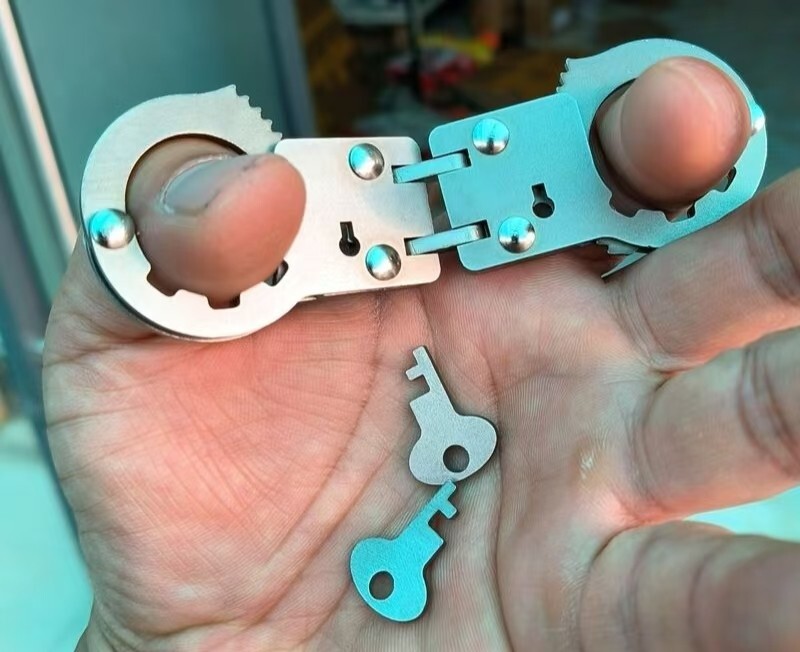 Stainless steel double lock thumb cuffs toy pressure relief cuffs