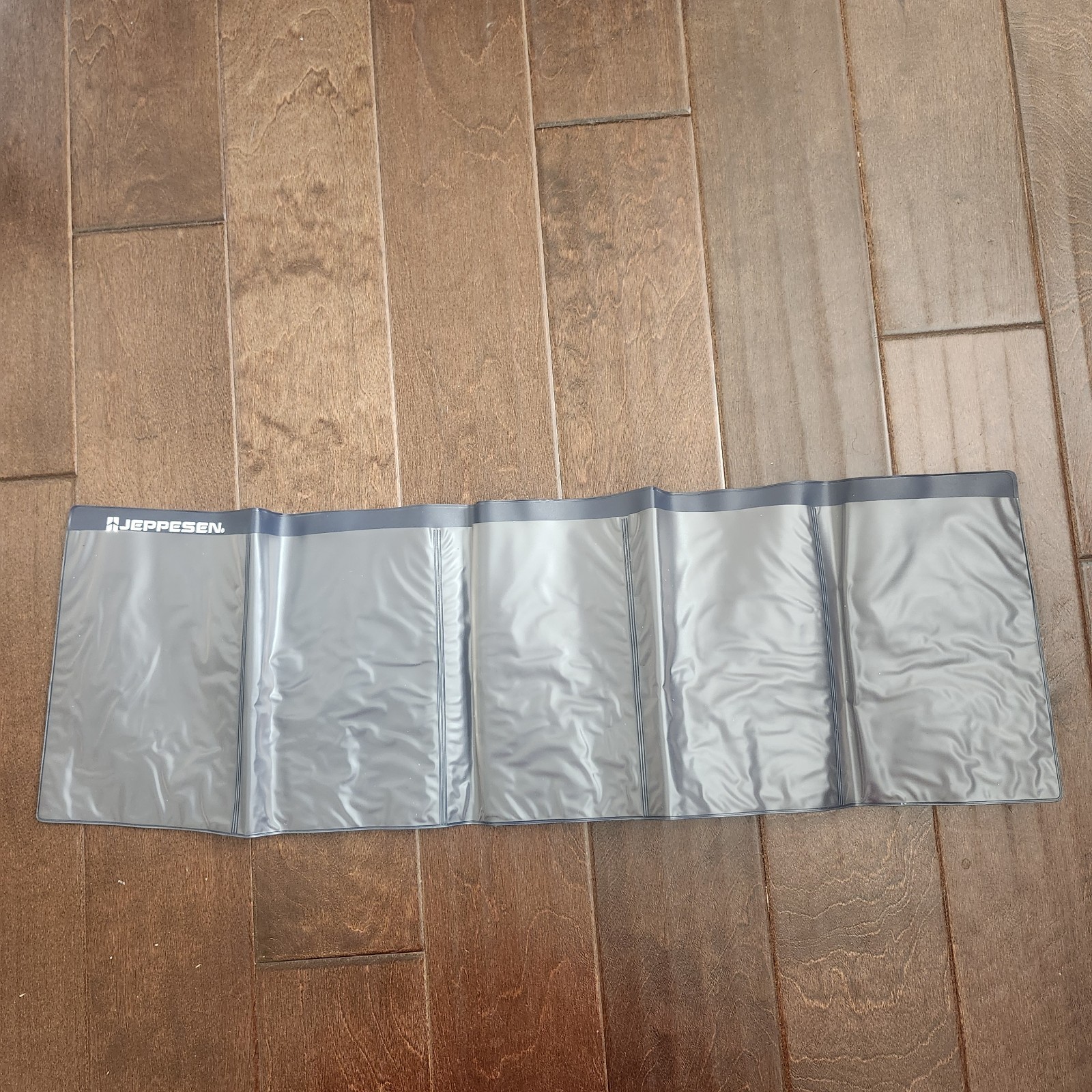 Jeppesen Folding Chart Wallet Expands to Hold 10 Charts or Plates