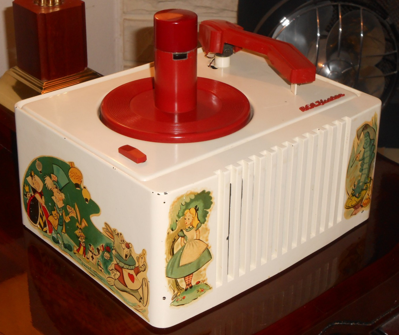 RCA Victor 45-RPM Record Player Alice In Wonderland 45-EY-26 WORKS! SOLD AS IS!