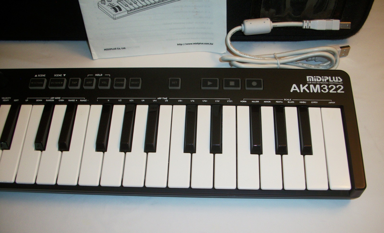 MIDI PLUS AKM322 32 keys USB MIDI Keyboard Controller w/ Padded Case & Cord