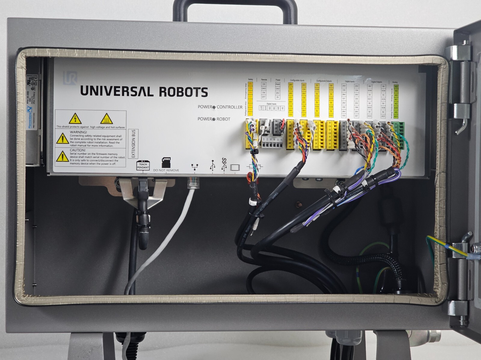 UNIVERSAL ROBOTS UR16e Robot+ 1008812 Controller+ Teach Pendant& Cables