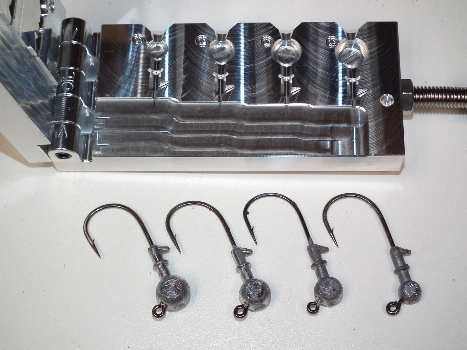 Saltwater Cbal Barbed / Tie Jig Big eyes 1/4,3/8,1/2,5/8oz mold 32824 Fluke USA