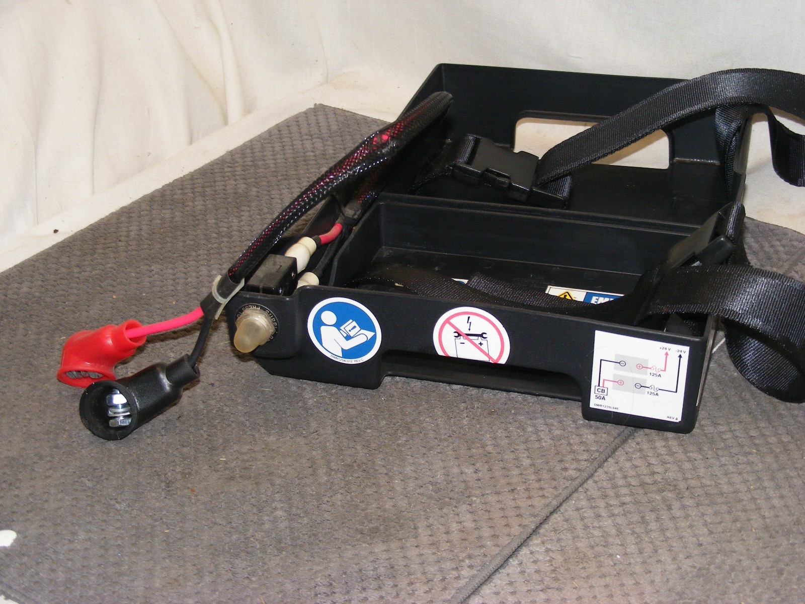 PRIDE QUANTUM 600, J6 DOUBLE BATTERY TRAY W/STRAPS & RESET SWITCH DWR1054E005