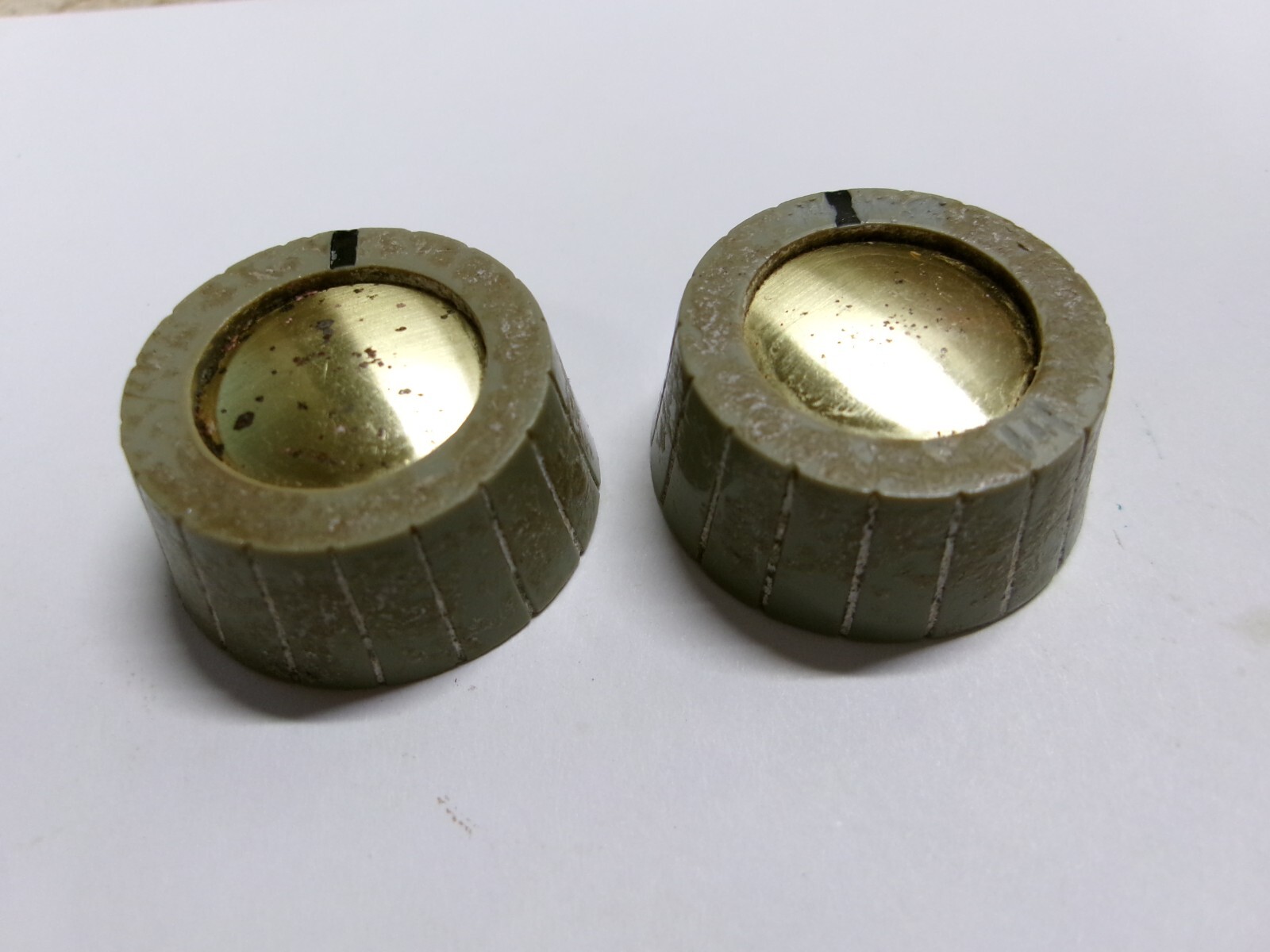 2 VINTAGE GRAY BAKELITE CONTROL KNOBS W/BRASS INSERTS 5