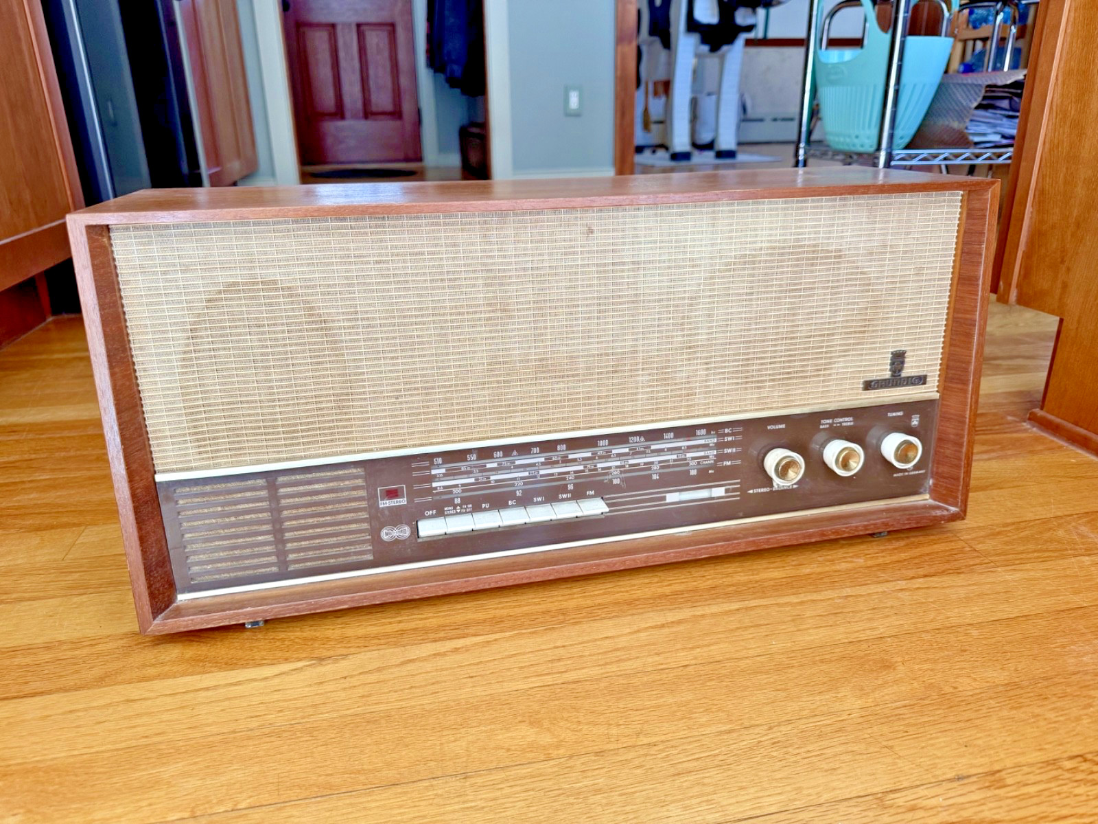 1960's Grundig 4570U Stereo Vintage Tube Radio / Parts or Repair Untested