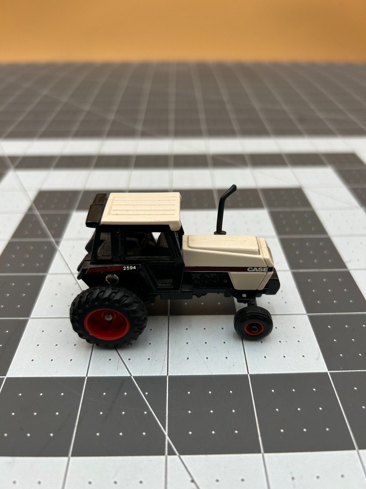 ERTL CASE 2594 White Farm Tractor 1/64