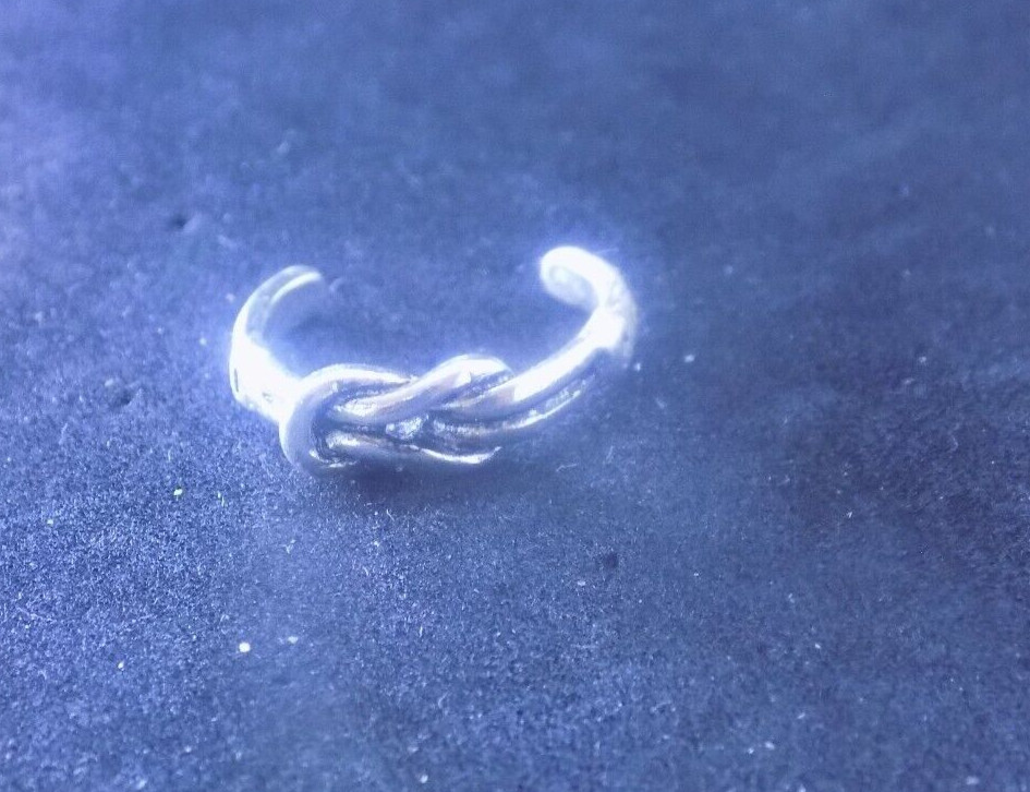 Vintage Silver Tone knotted toe Ring marked PI (333)