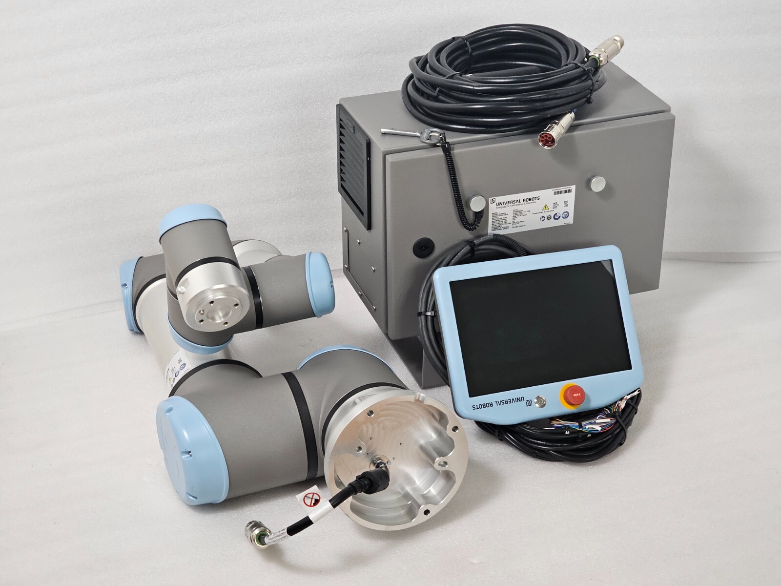 UNIVERSAL ROBOTS UR16e Robot+ 1008812 Controller+ Teach Pendant& Cables