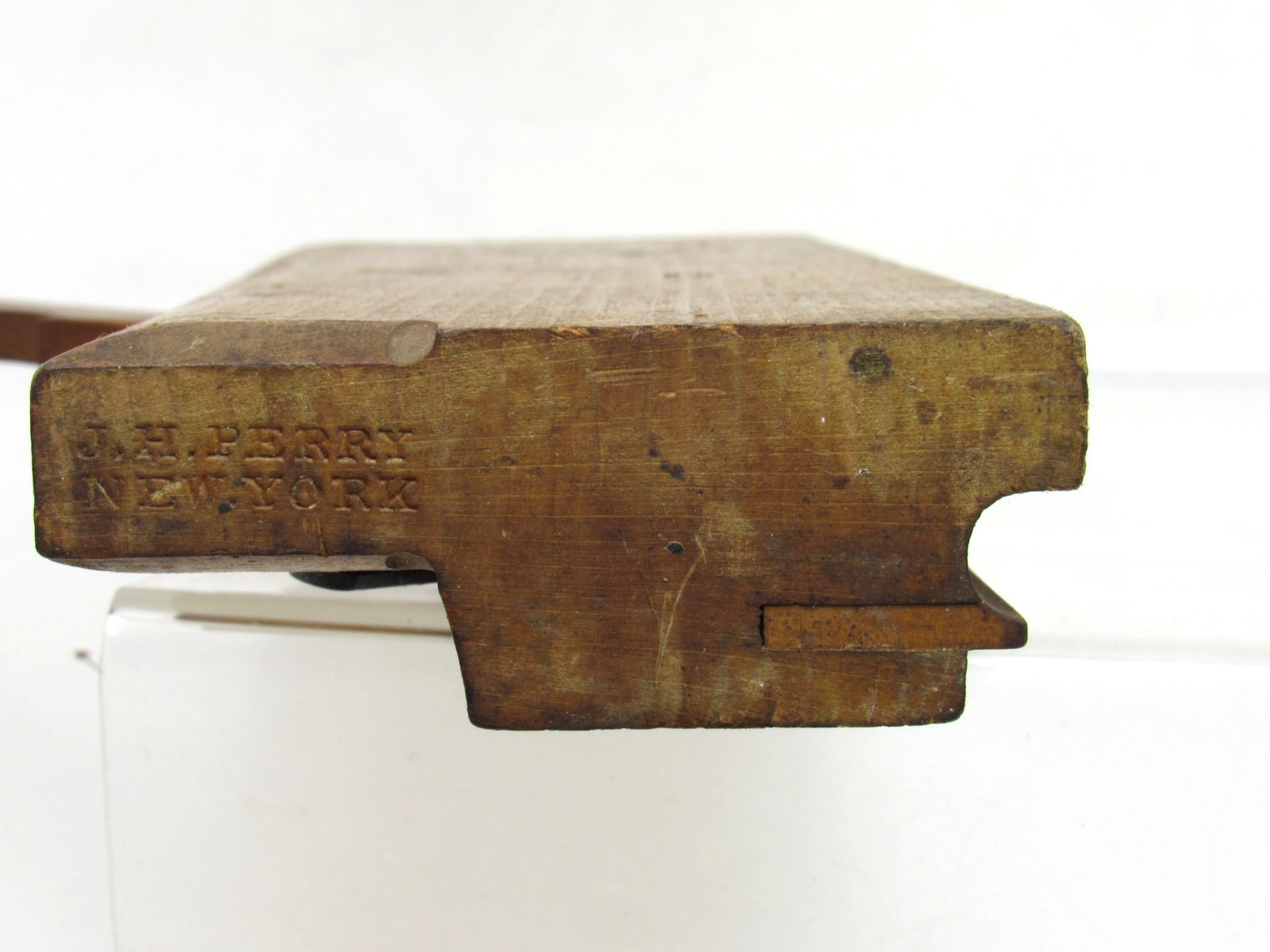 AD NICE SINGLE BOXED 1/2" SIDE BEAD MOLDING PLANE WITH SLITTER MARKED PERRY T00