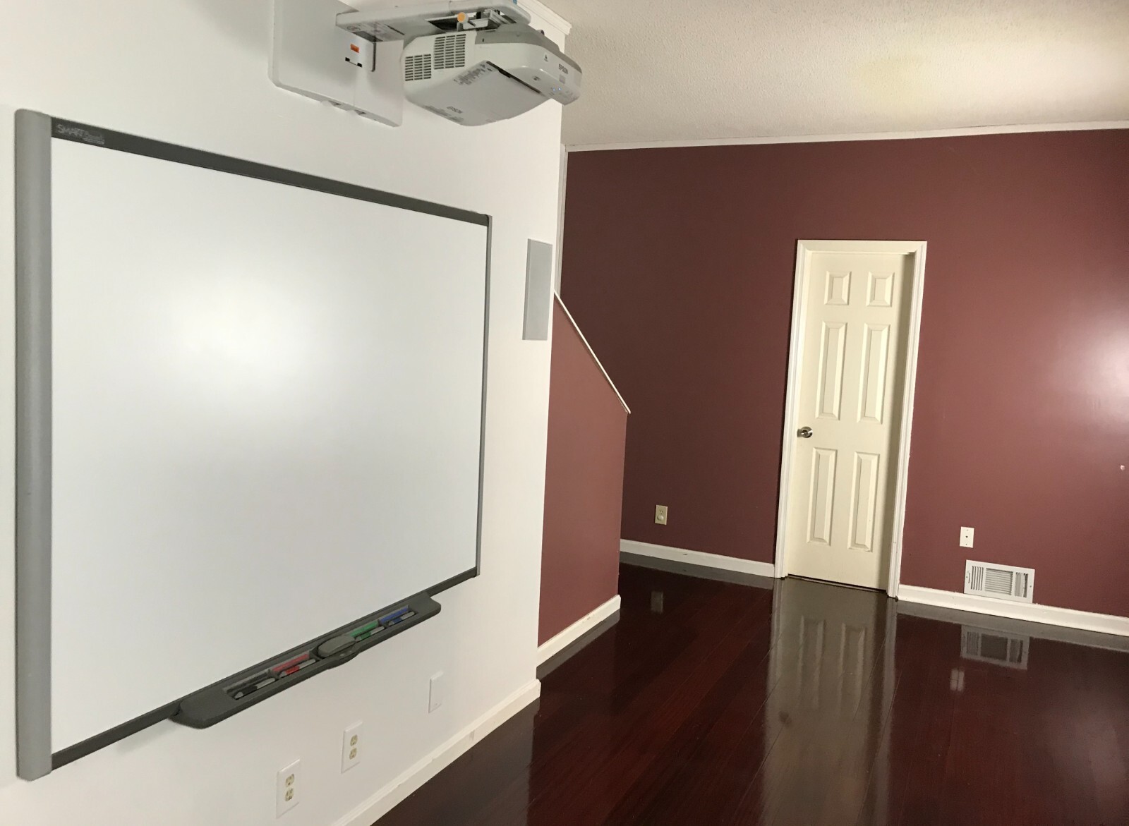SMART Board SB680 77" Interactive Whiteboard In Excellent Condition With Pens