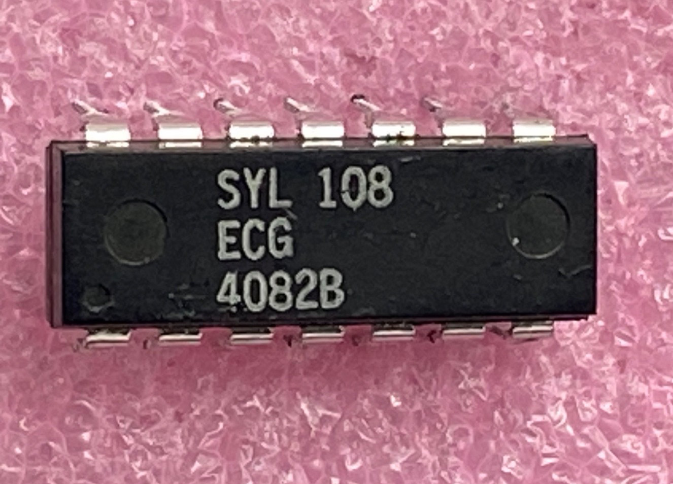 Sylvania ECG4082A dual 4-input AND Gates Integrated Circuit