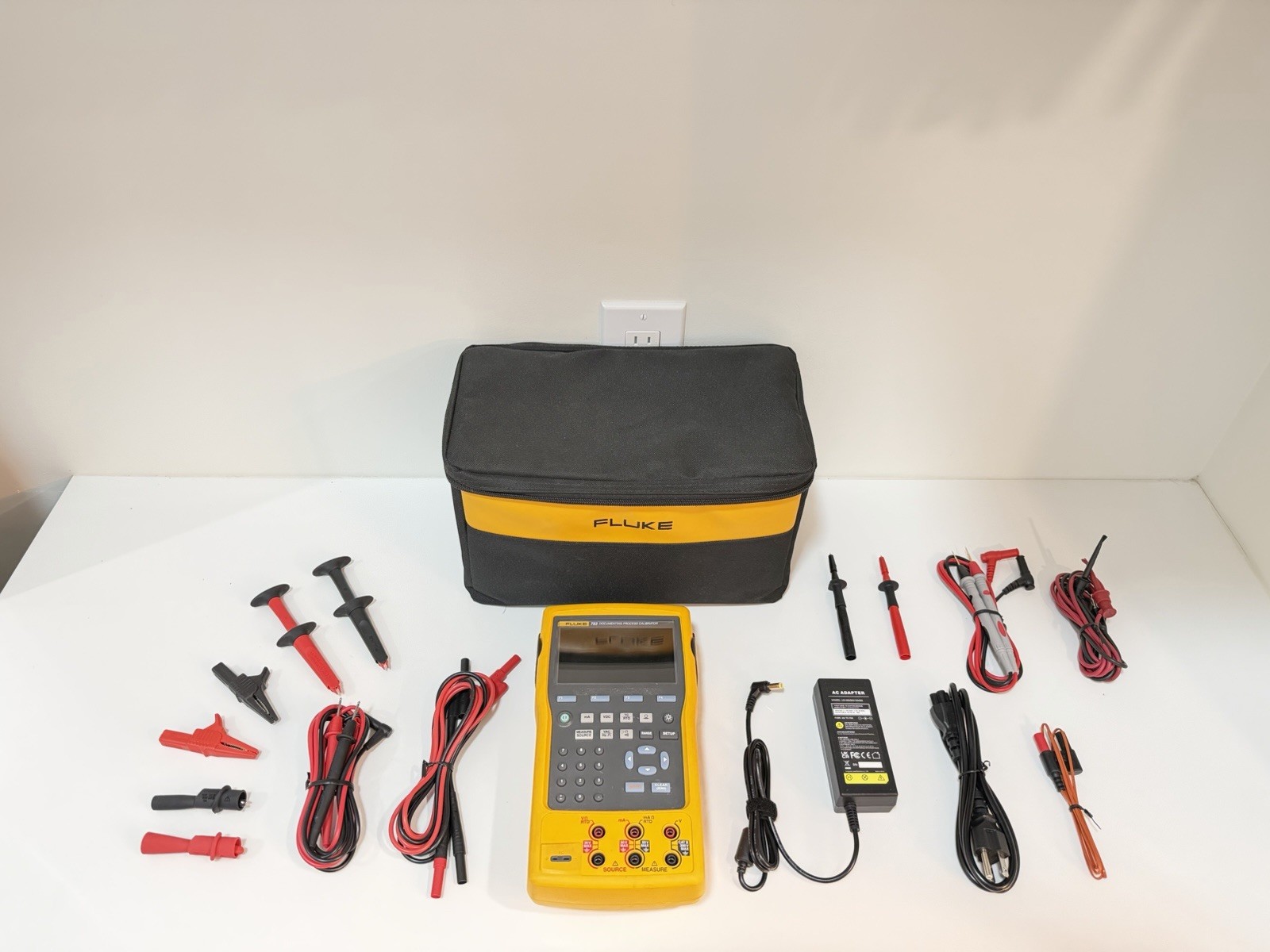 FLUKE 753 DOCUMENTING PROCESS CALIBRATOR W/ ACCESSORIES -FREE SHIPPING (TESTED)