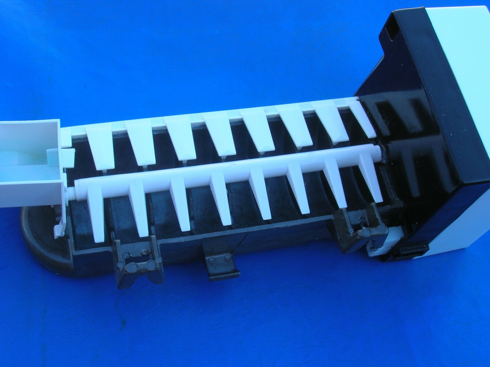 Frigidaire M1/SA8868 Crescent cube icemaker  "RECEIVES"  WH DIRECTLY into head