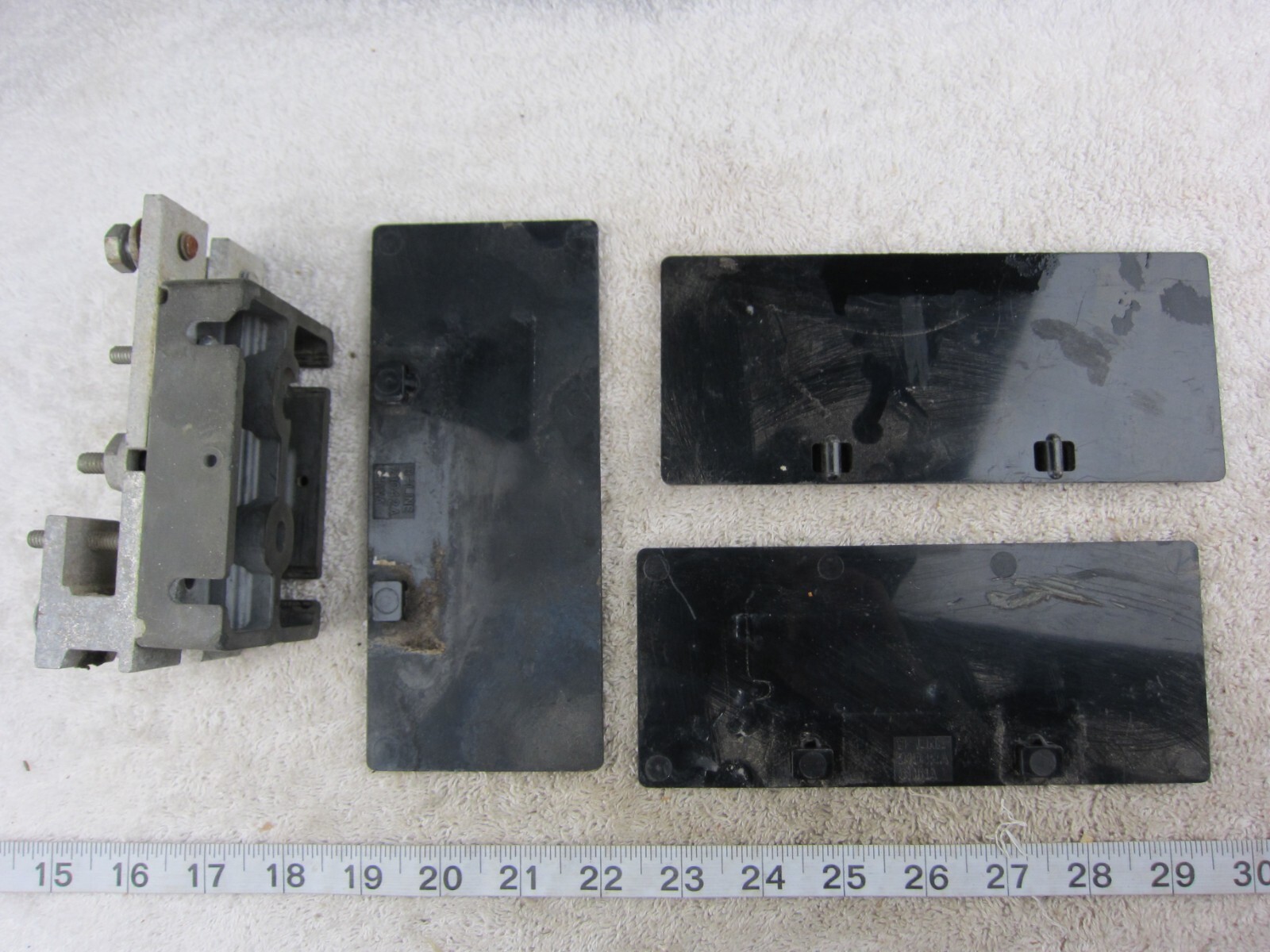 Cooper B-line 20252-B 2P 200A 600V Meter Socket Test Block Bus Bar Barrier, Used
