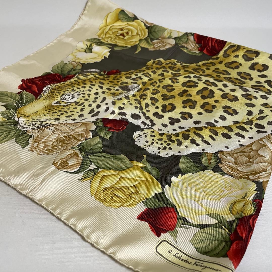 Salvatore Ferragamo Scarf Cream 87 x 86 cm 100% Silk