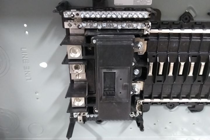 Square D QO124M200P 120/240VAC 200 Amps 24 Space Gray Load Center w/out Cover