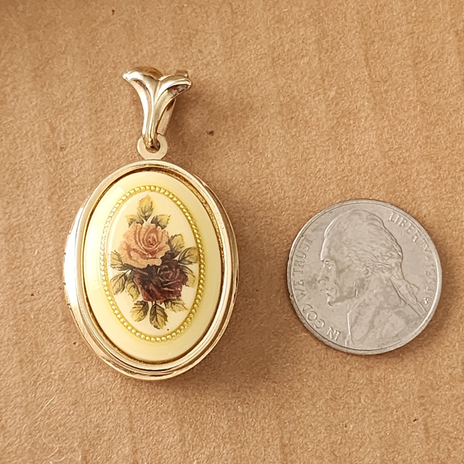 Beautiful gold colored Keepsake Picture charm with Rose on the front