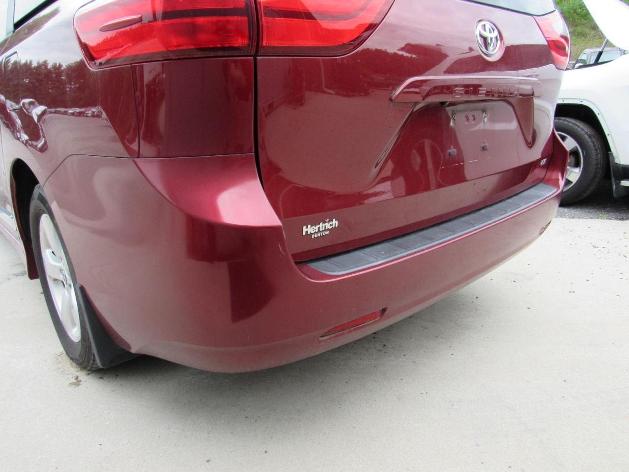SIENNA 2018 Glove Box 1064388