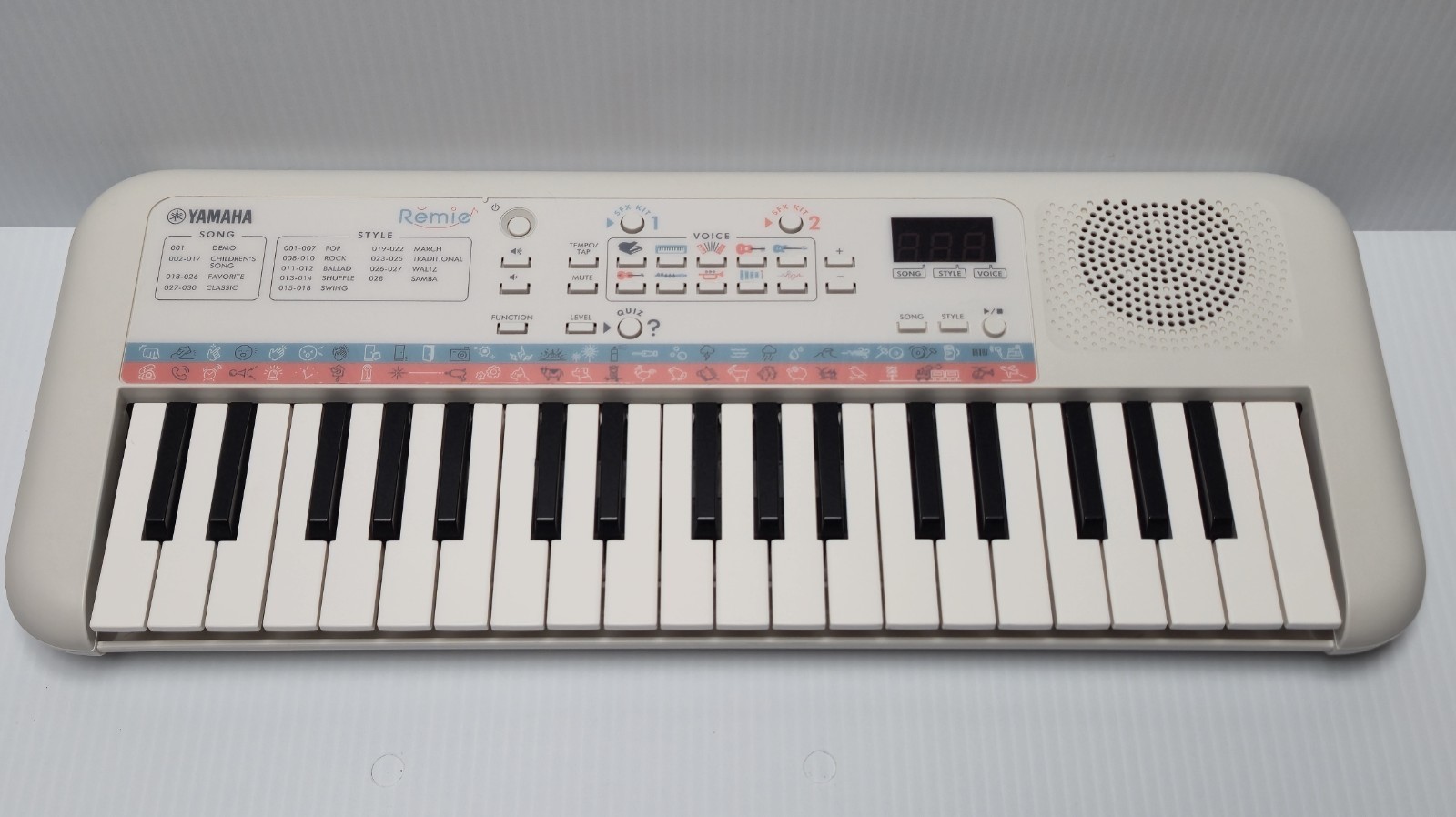 Yamaha PSS-E30: Mini-key Portable Keyboard Remie - White