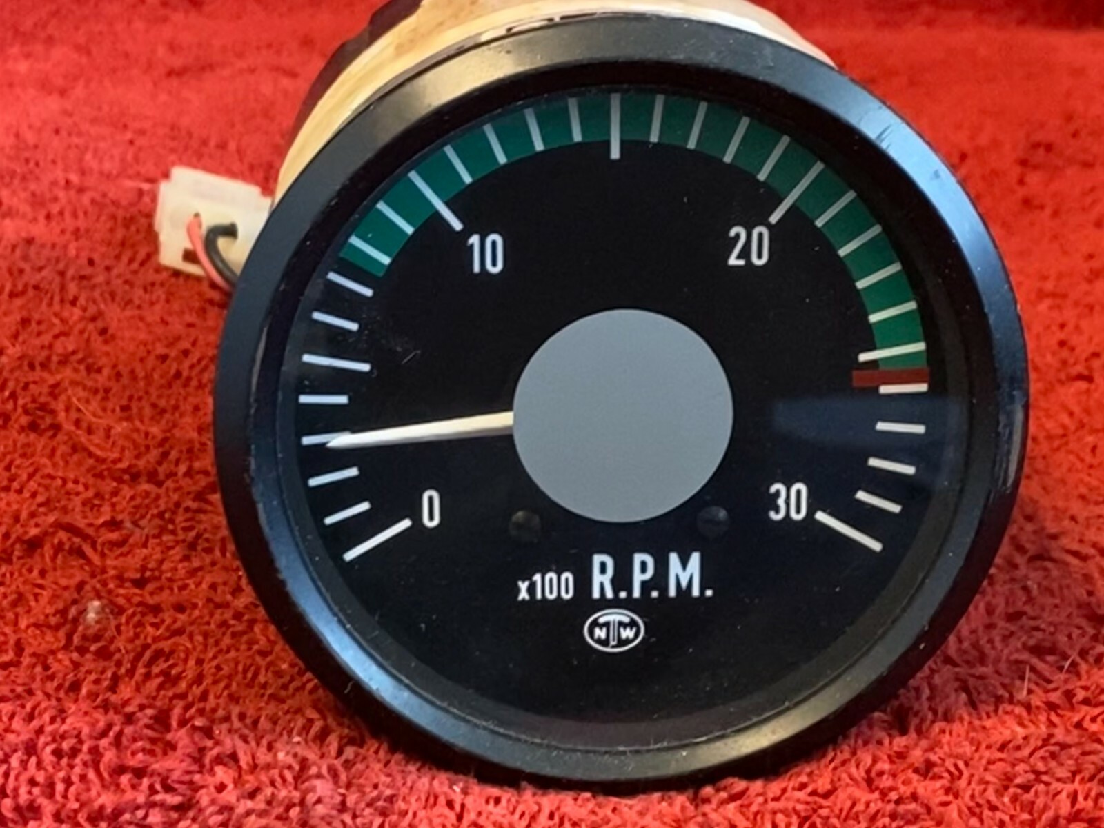 LM INSTRUMENTATION 3 1/8" TACHOMETER P/N R80VV6 FRENCH