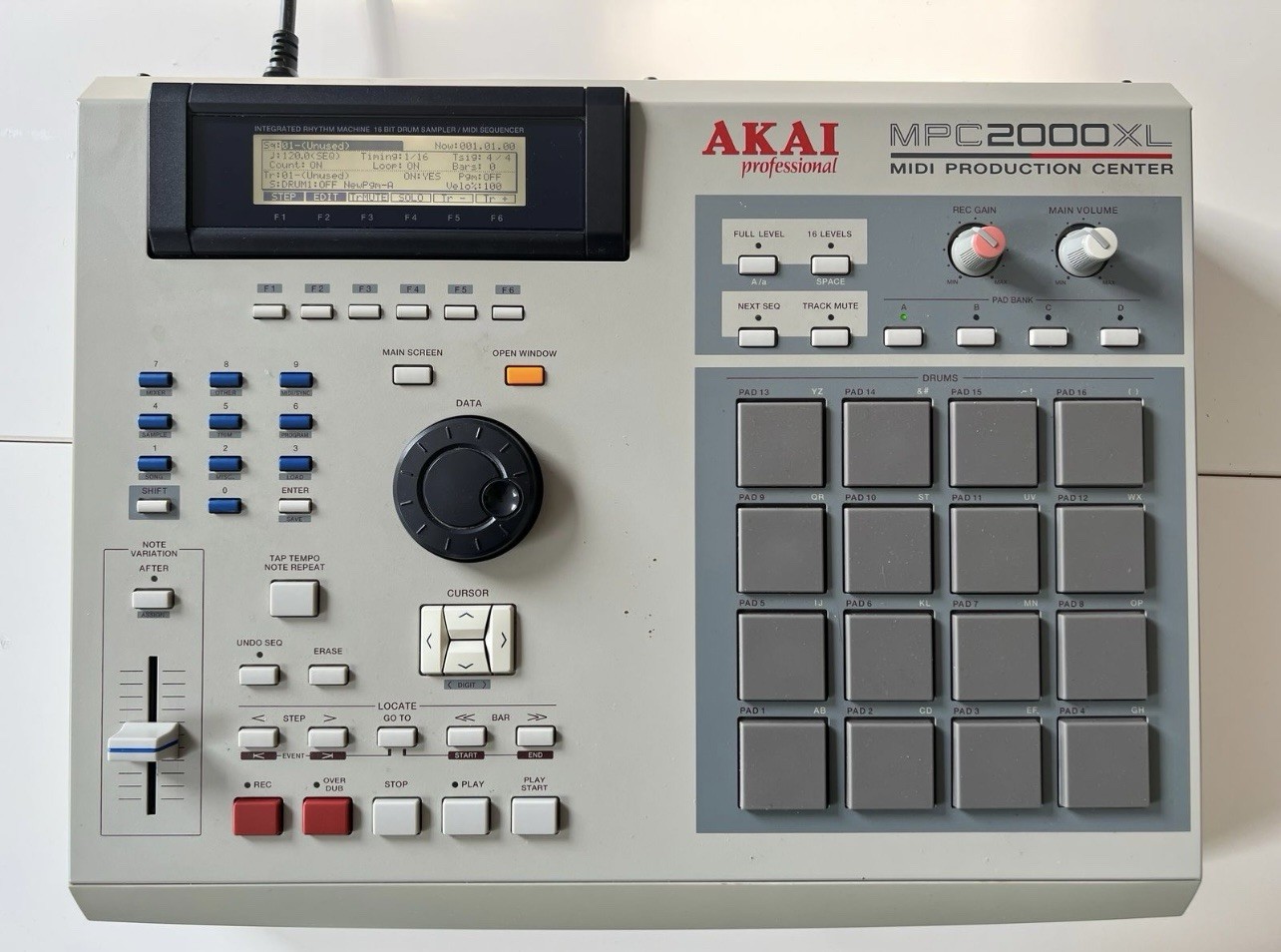Akai Professional MPC2000XL Sampler/Sequencer 16 Pad Triggers Tabletop