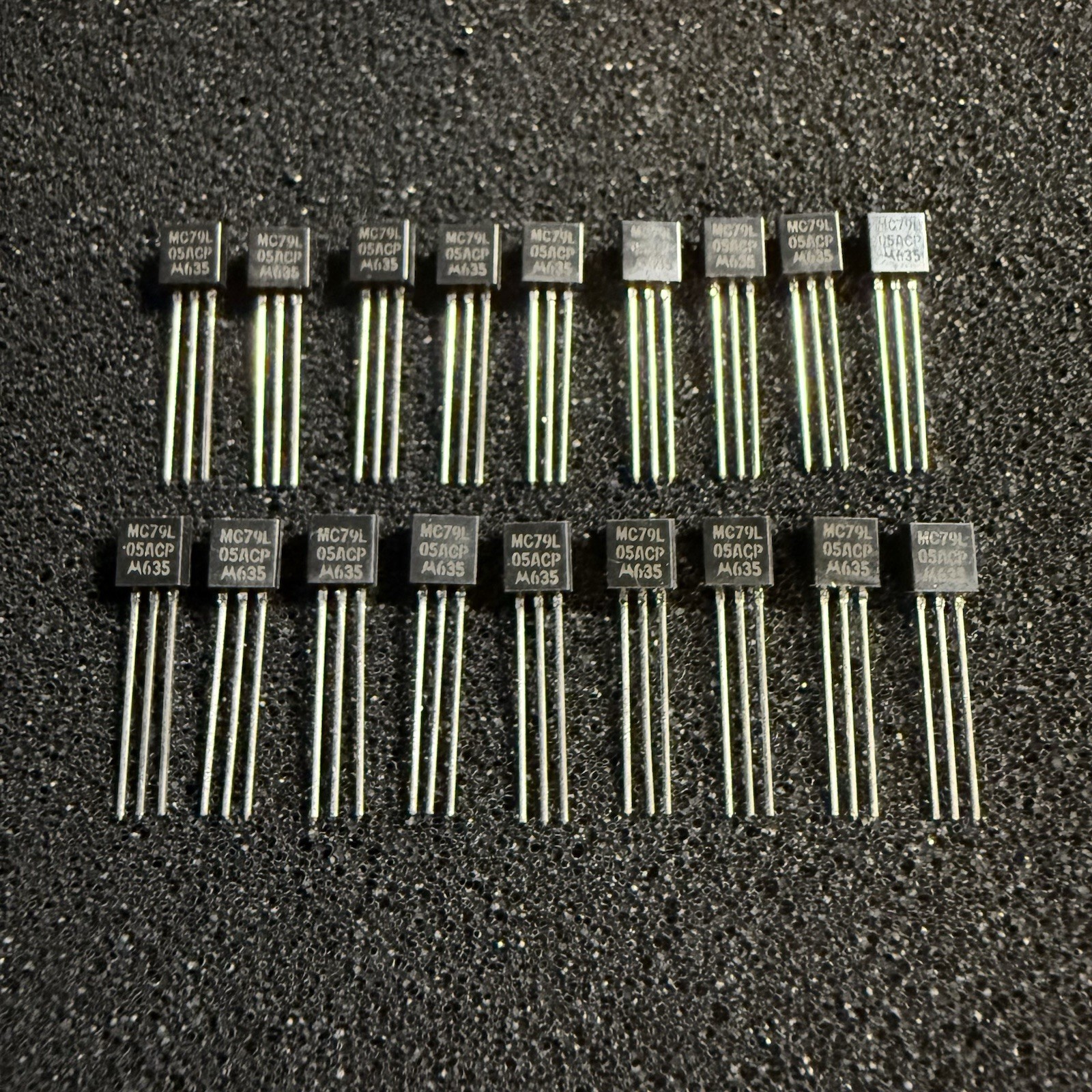 Motorola MC79L05ACP -5V Negative Voltage Regulator Through Hole Lot of 20 NOS