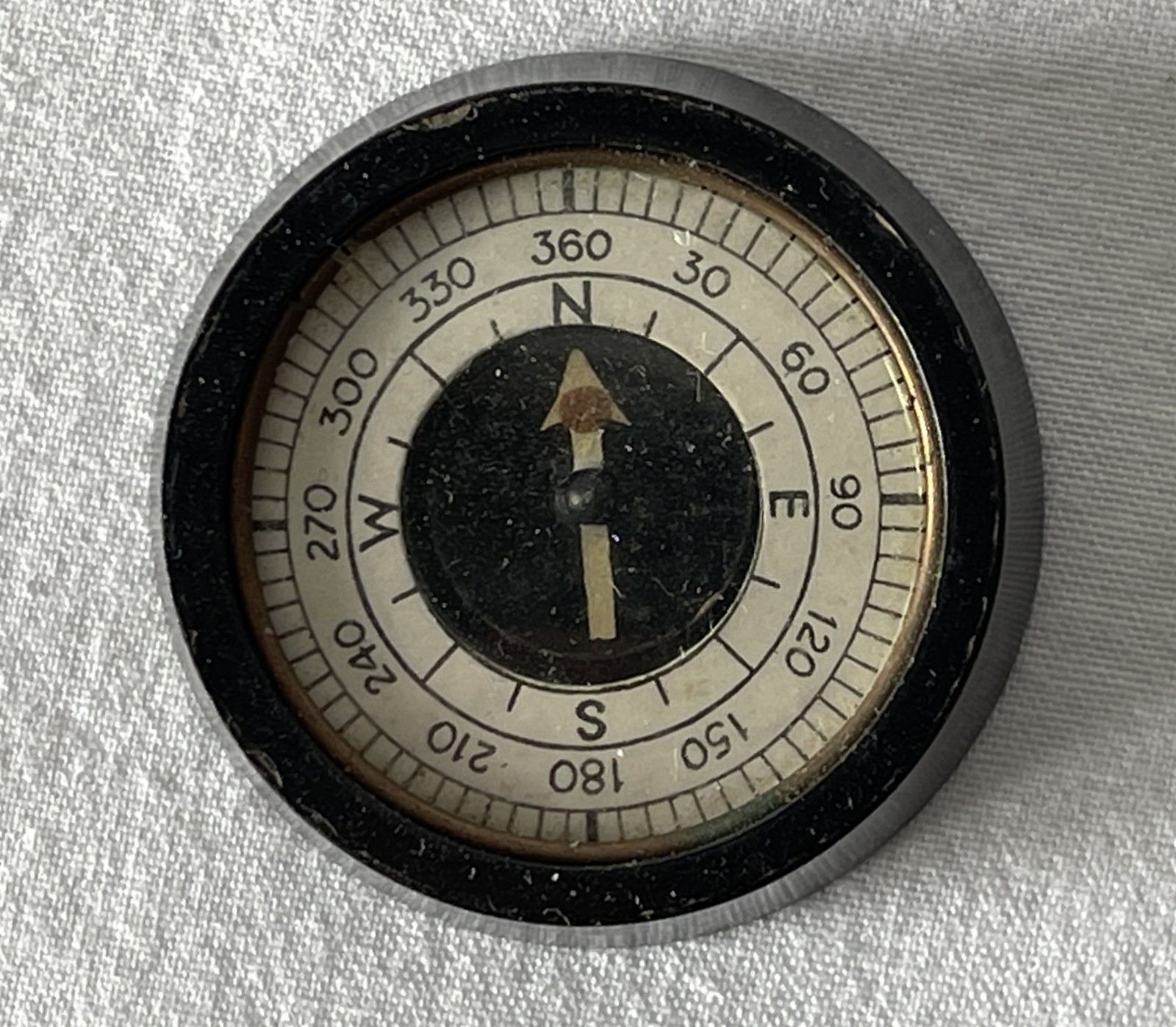 Vintage ~3.25cm Diameter Bevelled Black Plastic Compass in Working Order #527
