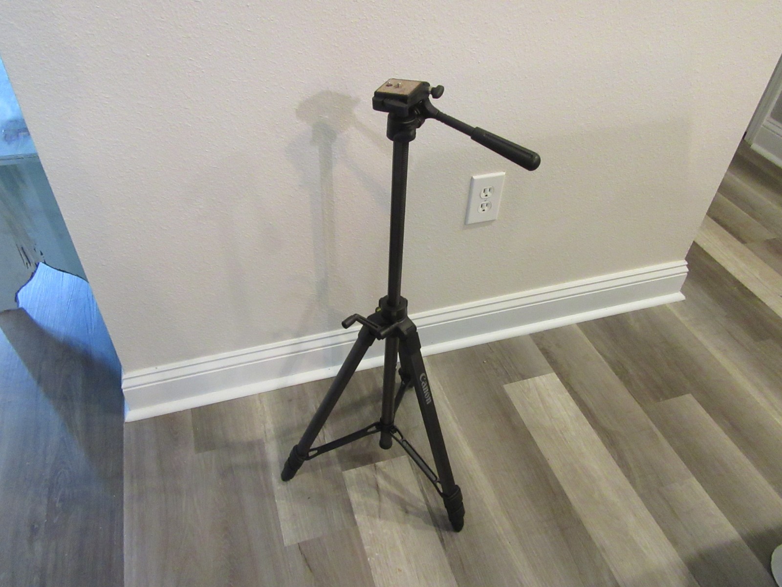 Super Nice Canon Tripod for Video or Photography Has Bag as Well