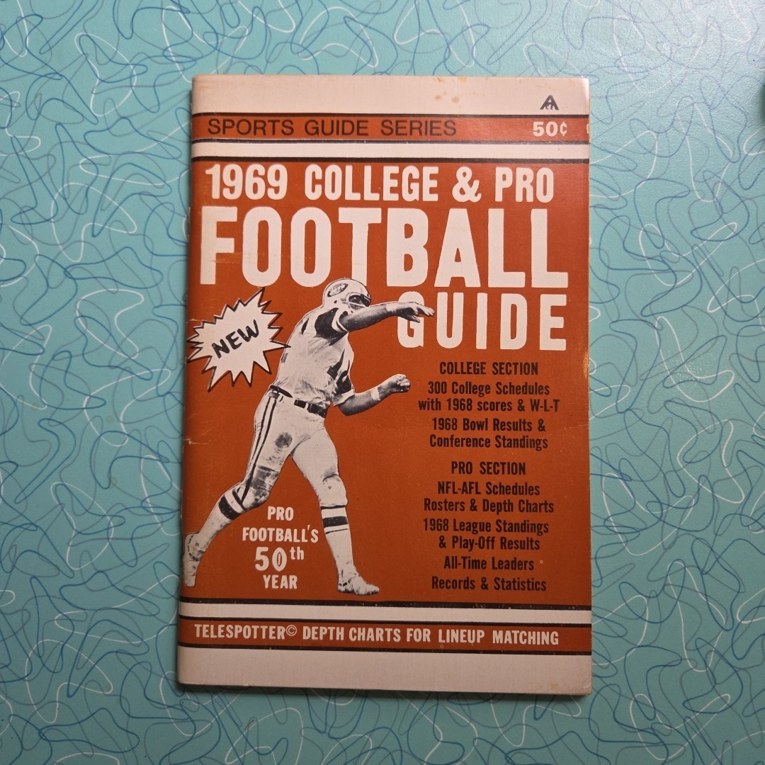 Sports Guide 1969 College & Pro FOOTBALL GUIDE Namath Chiefs Jets Viking +