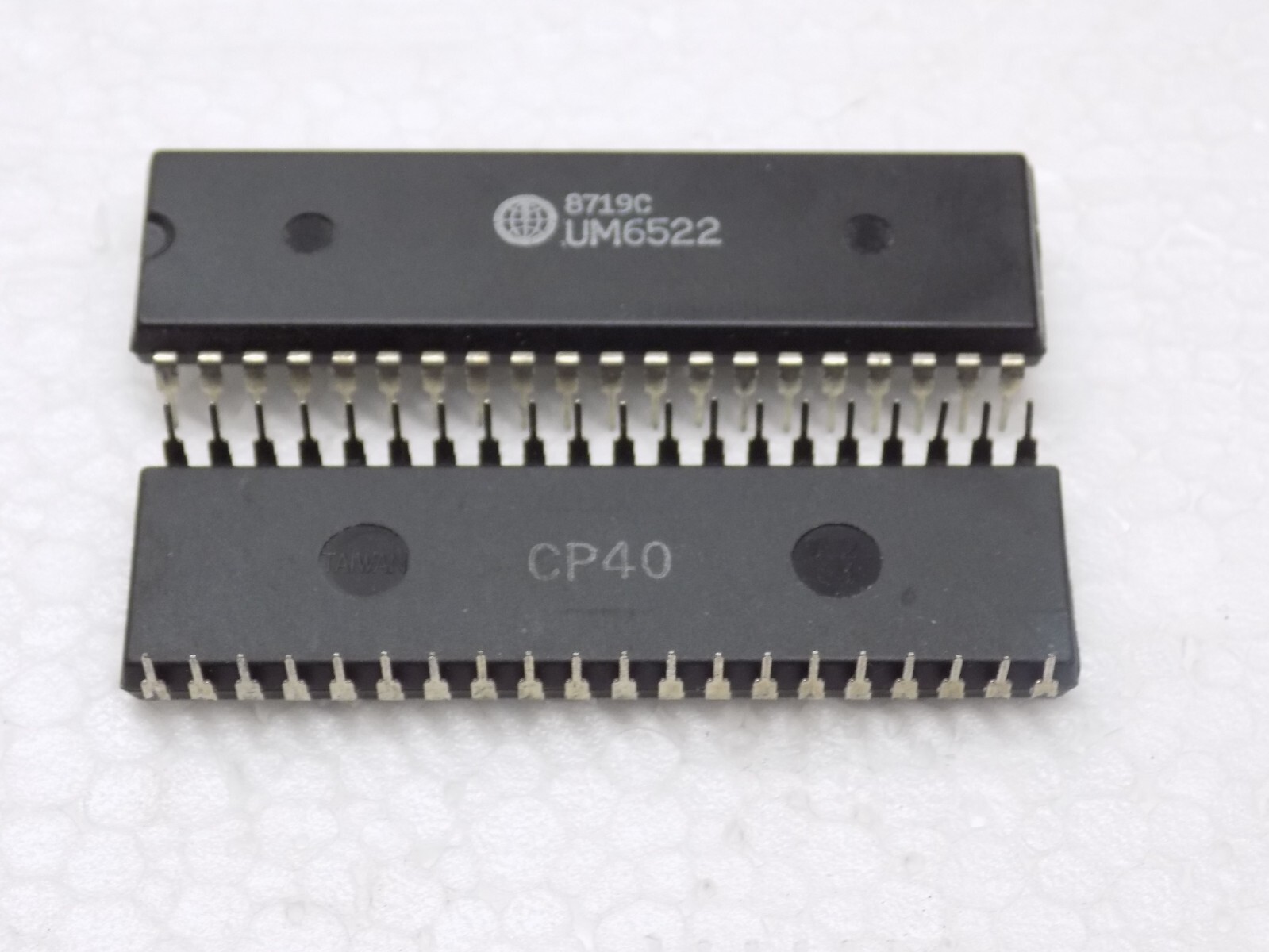 1x UM6522 INTEGRATED CIRCUIT DIP-40 UMC