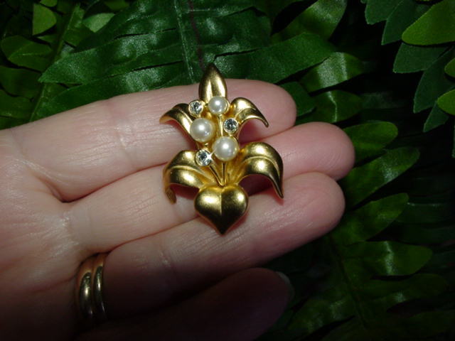 SWAROVSKI signed - faux pearl - gold tone - FLOWER PIN - brooch - jewelry