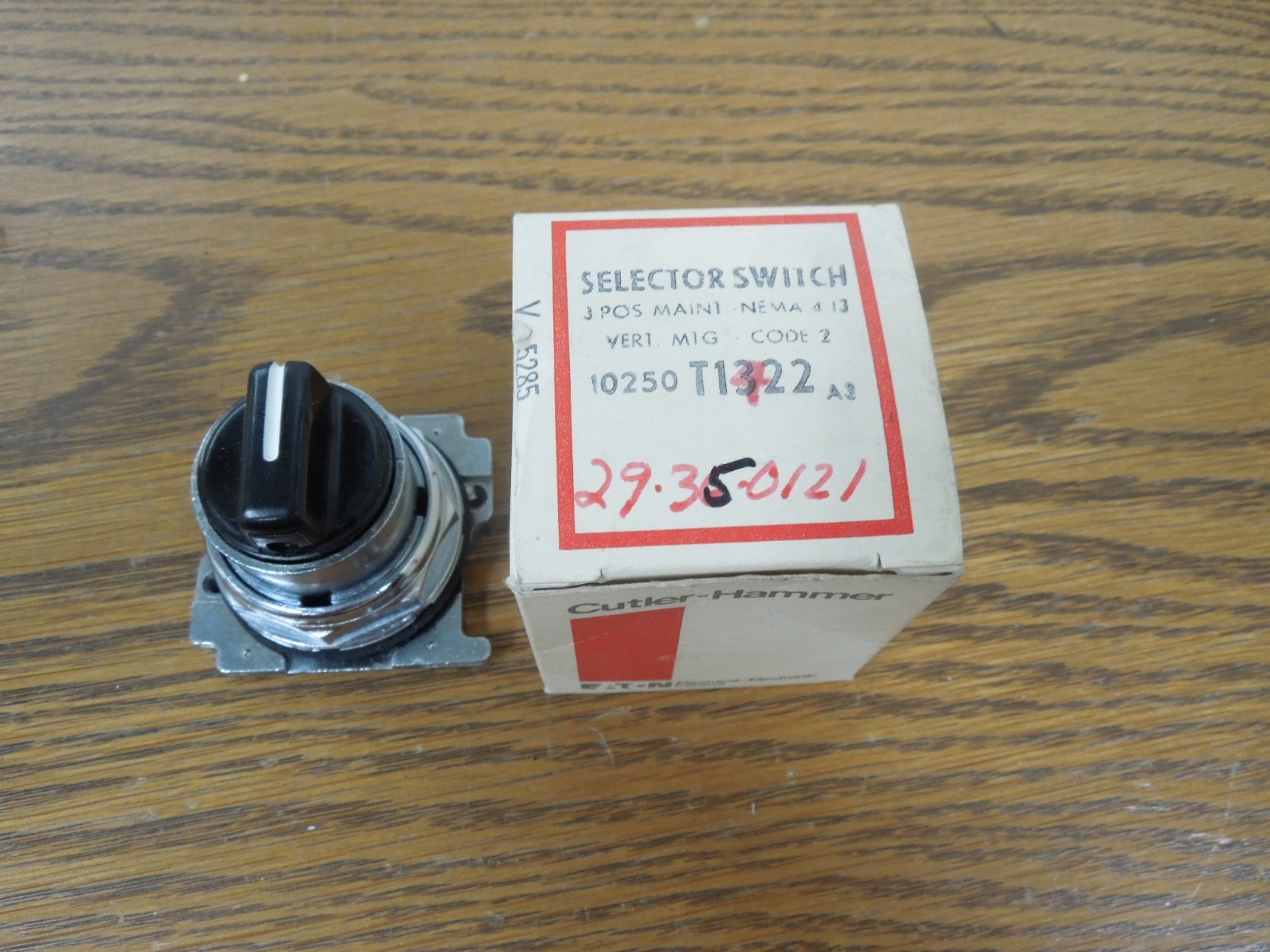 Cutler-Hammer 10250T1422 3 Position Selector Switch Maintained Surplus
