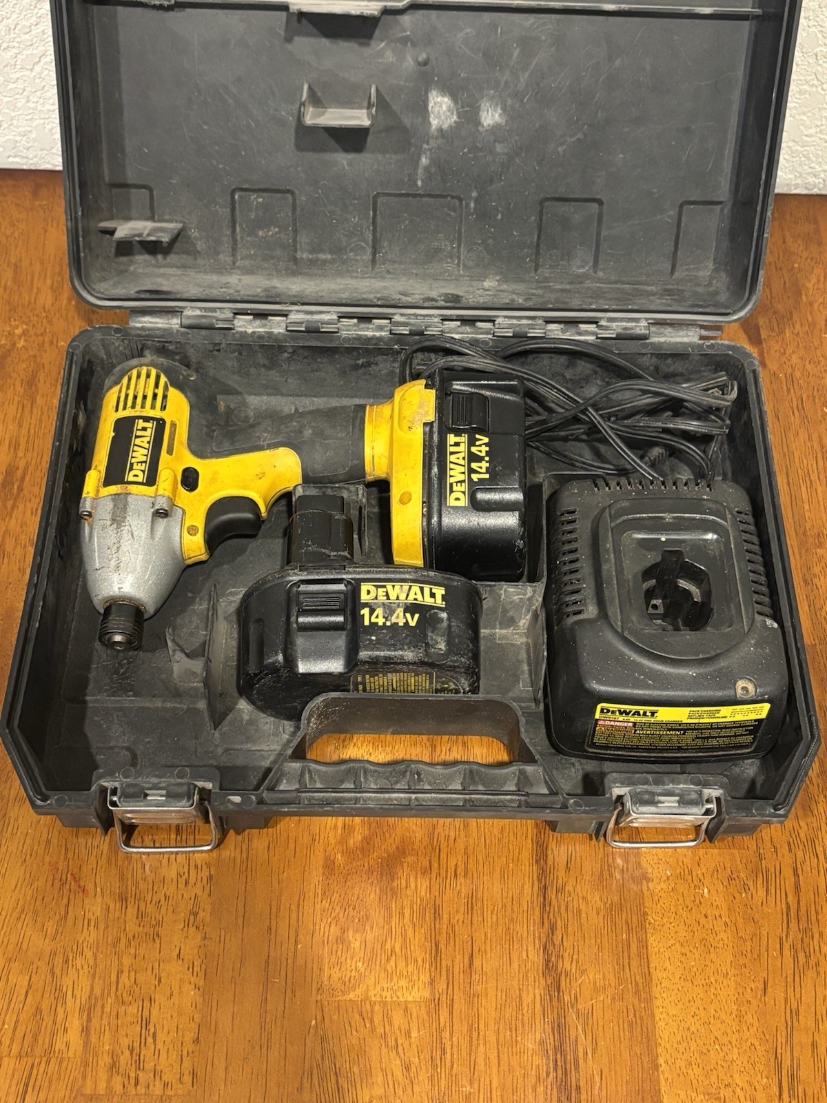 DeWalt DW054 14.4V Impact 1/4" Drill, 2 Batteries, Charger, Case TESTED WORKS